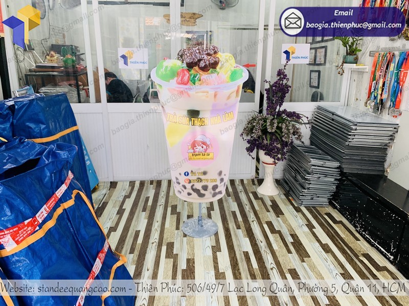 Tham khảo standee mô hình ly trà sữa giúp tăng sự tương tác khách hàng